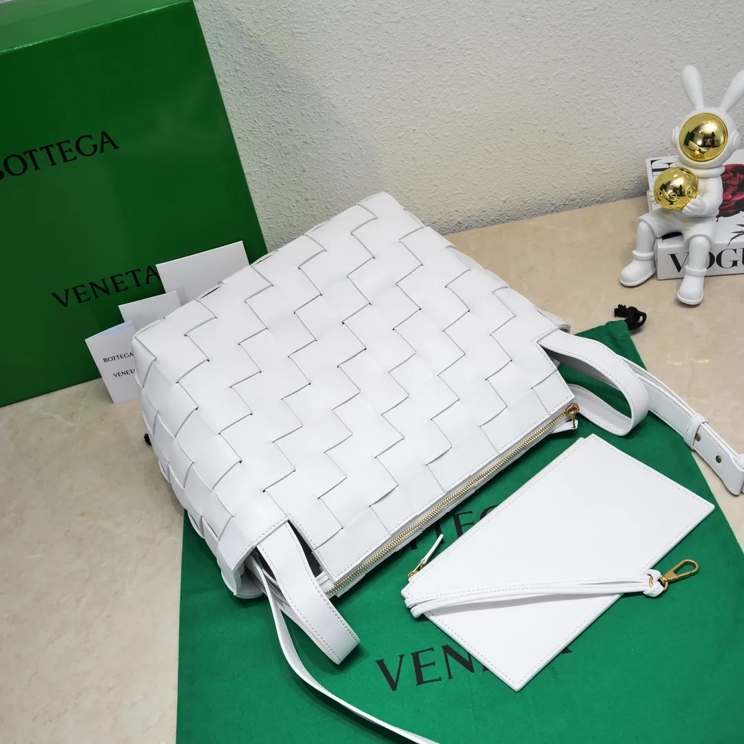 Batch 2600 BottegaVeneta What can be packed in the new bowling bag? Have you got the new bowling bag? Super large capacity ~ The key is low-key, simple and casual style ~ the fashion sense is not reduced at all. It combines BV's classic woven elements and can also be used for computers. The length of the shoulder straps can be adjusted. It is suitable for tall girls to carry. Boys also have a sunny back☀️ Style number: 7466# Size: 28*21*16